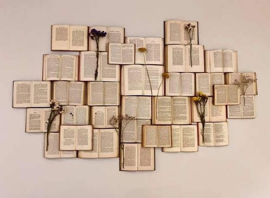 τοίχος με ανοιχτά βιβλία