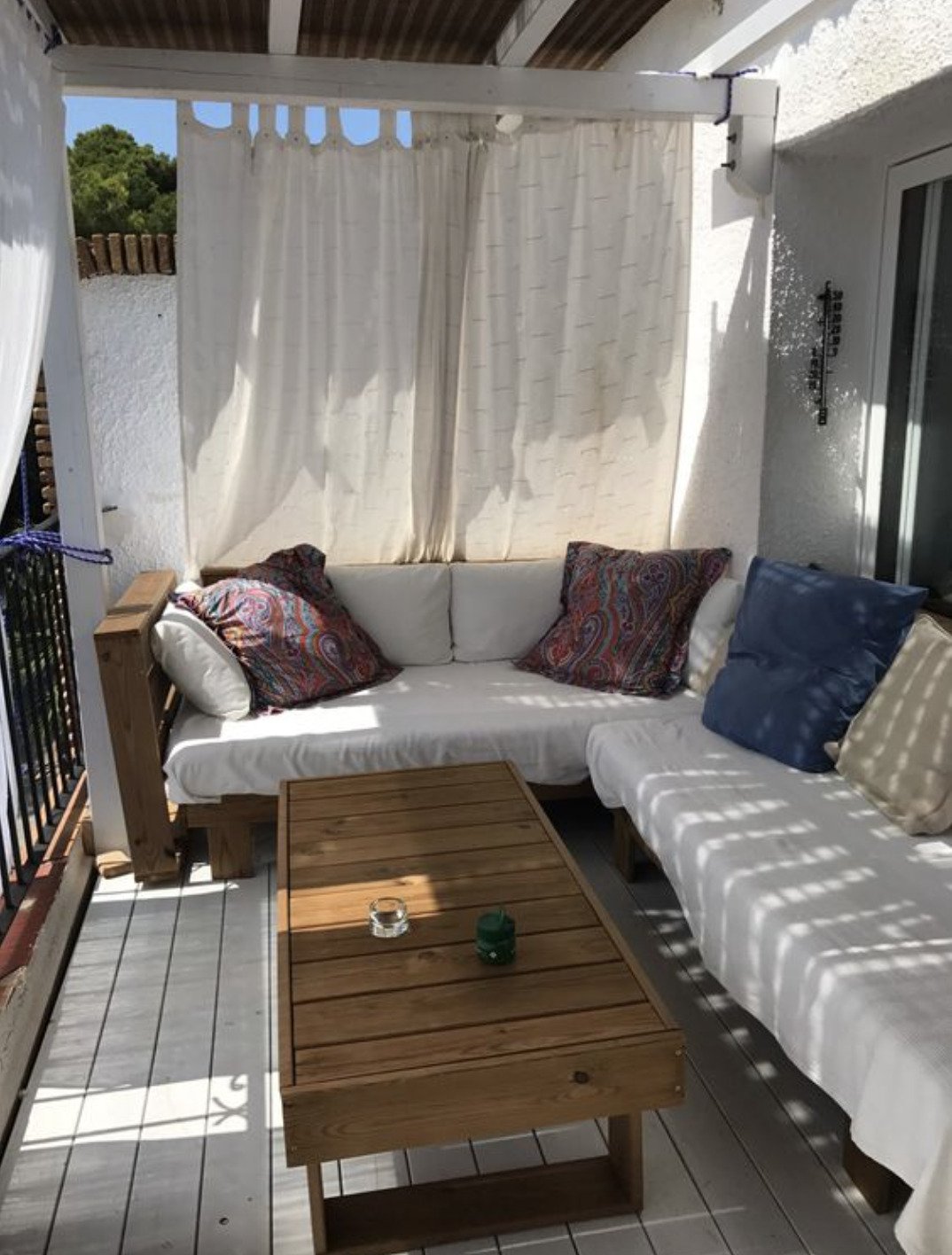 καναπές μπαλκόνι κουρτίνες ήλιος σκίαση