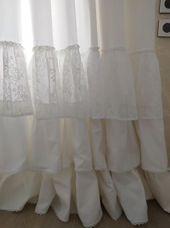 λευκές όμορφες κουρτίνες κρεβατοκάμαρας με φραμπαλά