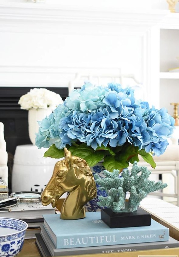 μπλε λουλούδια βάζο τραπεζάκι σαλονιού καλοκαίρι