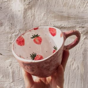 χειροποίητη πήλινη κούπα με φράουλες