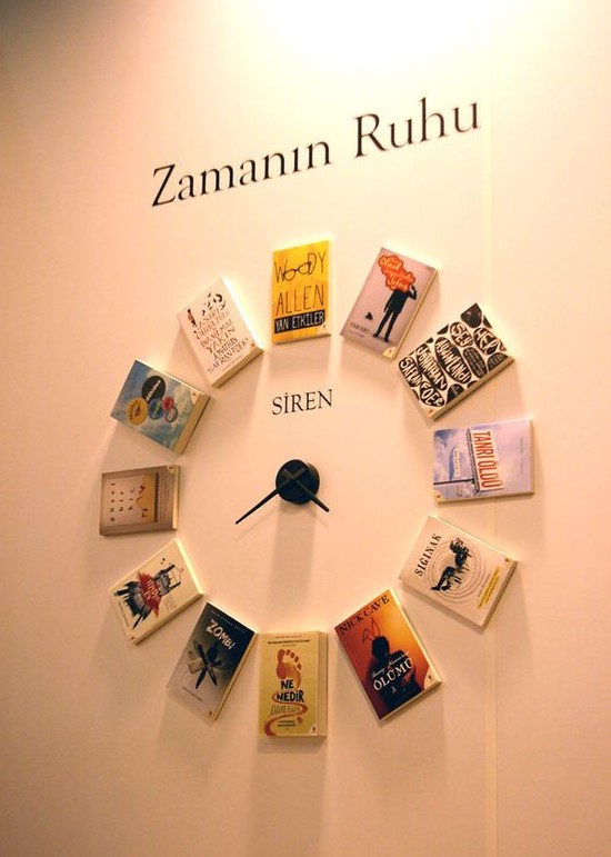 ρολόι στον τοίχο με βιβλία