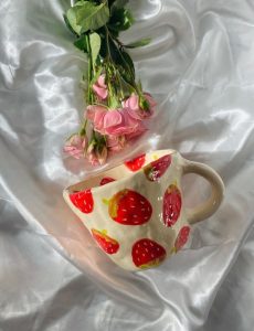 χειροποίητη πήλινη κούπα με φράουλες