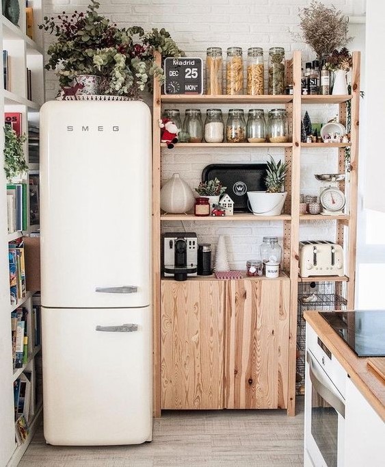 αντικείμενα πάνω από το ψυγείο - εξοικονόμηση χώρου στην κουζίνα