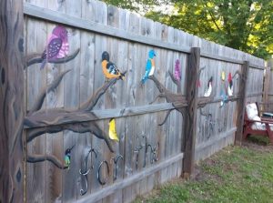 όμορφος φράχτης με ζωγραφιά πουλιά