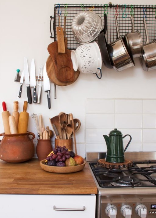 εξοικονόμηση χώρου στην κουζίνα - κρεμασμένα κουζινικά