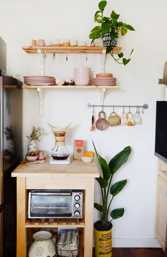 Εξοικονόμηση χώρου στην κουζίνα - με ράφια