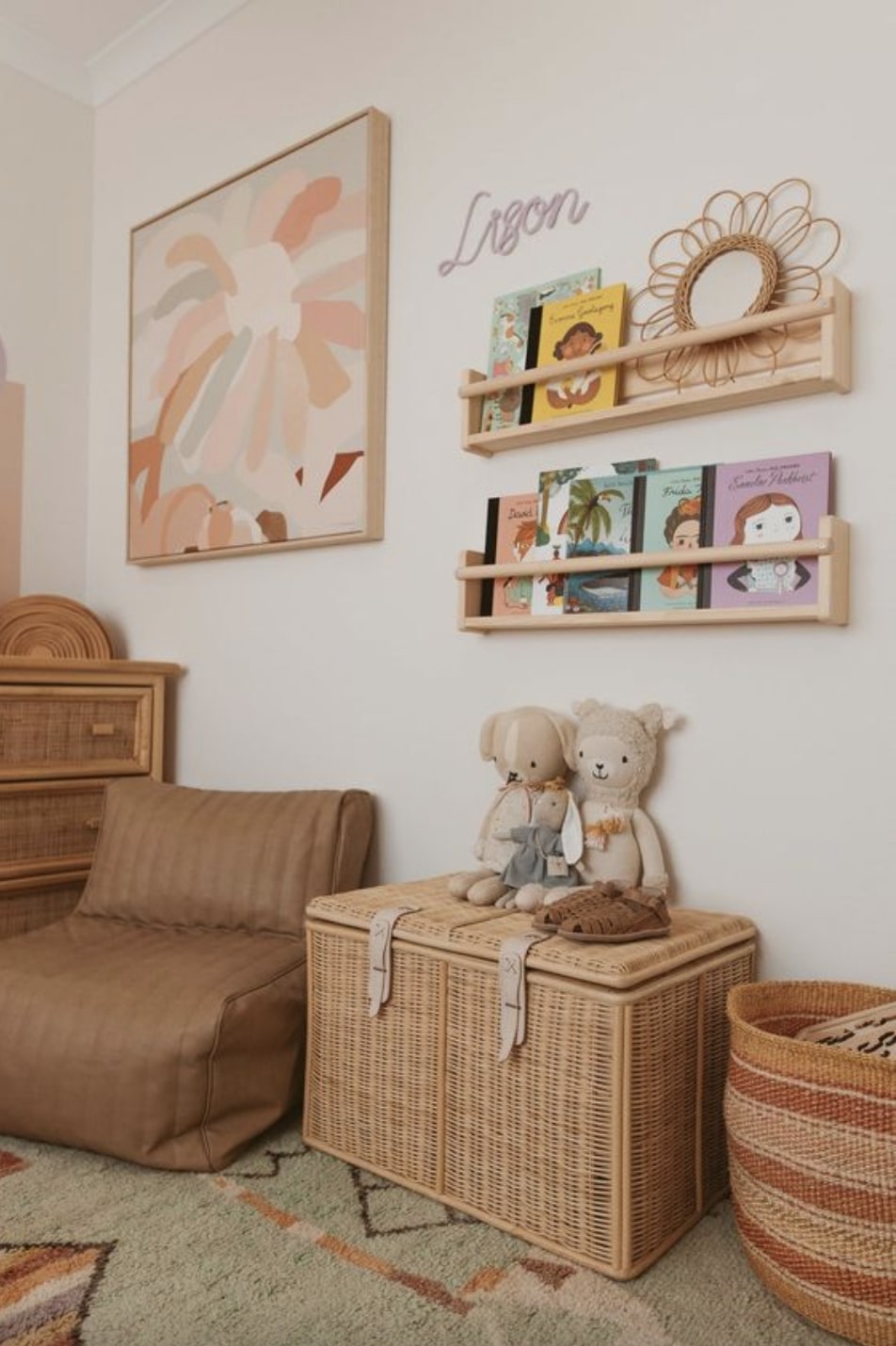 μπαούλο παιδικό δωμάτιο ξύλινο μπαμπού βιβλία ράφια πολυθρόνα