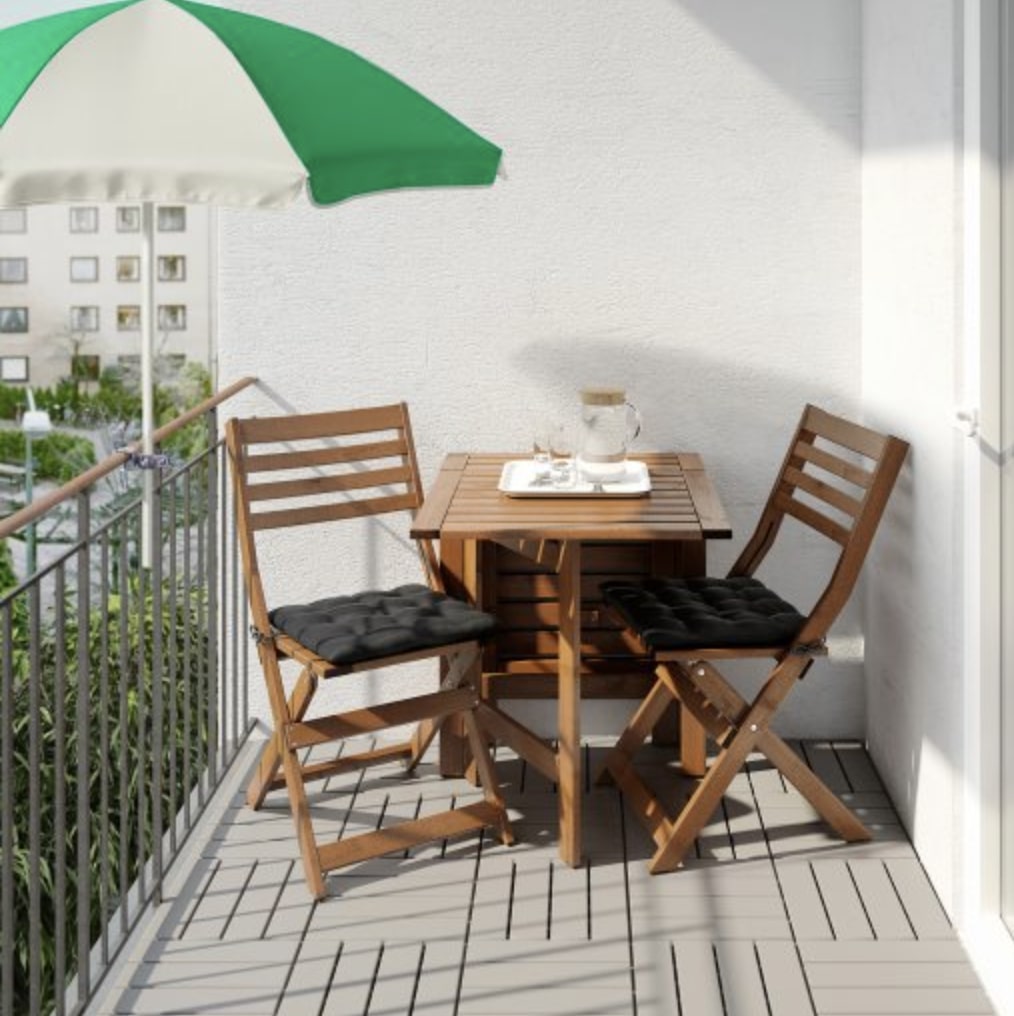 μικρό τραπέζι μπαλκονιού καρέκλες μπαλκόνι ομπρέλα άσπρη πράσινη σκίαση
