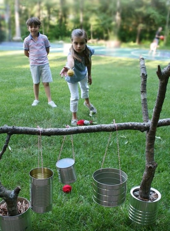 παιδιά παίζουν σε κήπο