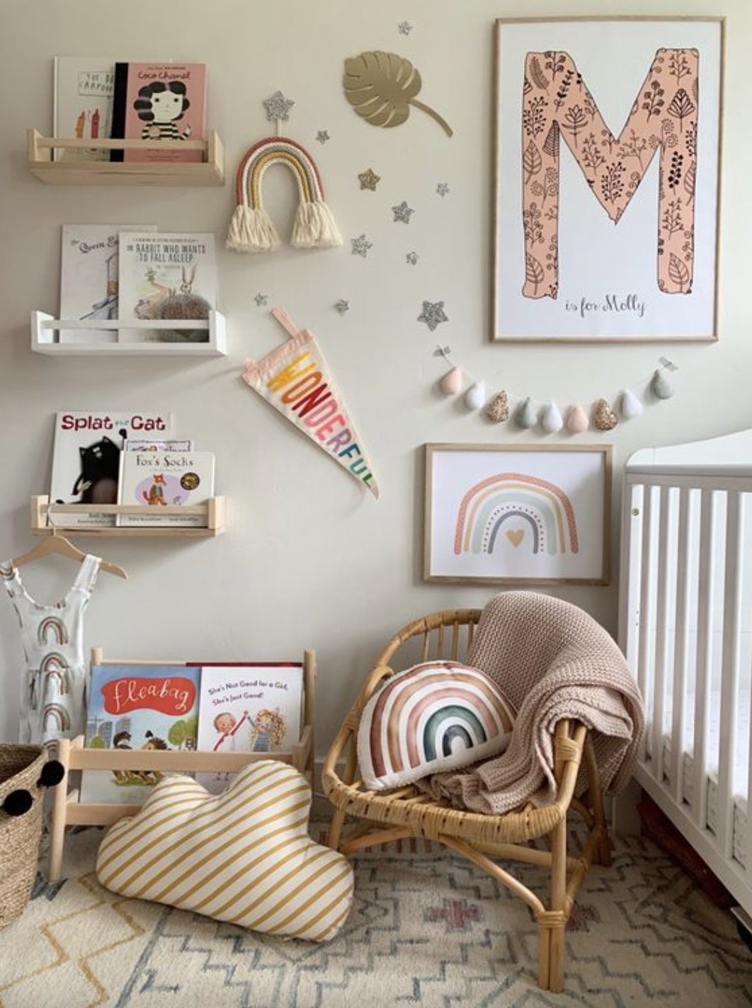 γωνία διαβάσματος παιδικό δωμάτιο κάδρα βιβλία πουφ καρέκλα μαξιλάρια