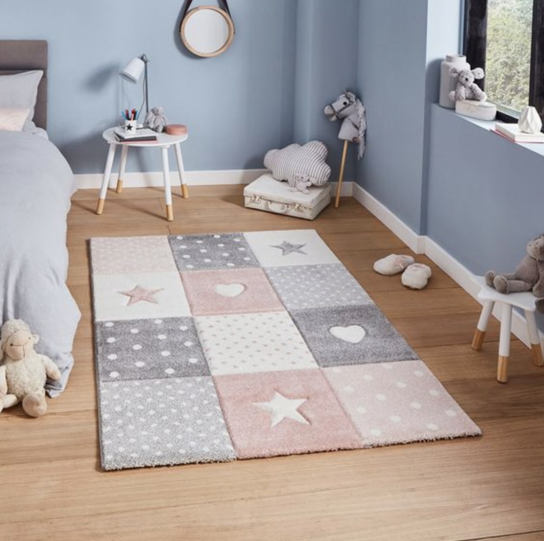 παιδικό χαλί χρωματιστό μπλε ροζ άσπρο παιδικό δωμάτιο κρεβάτι