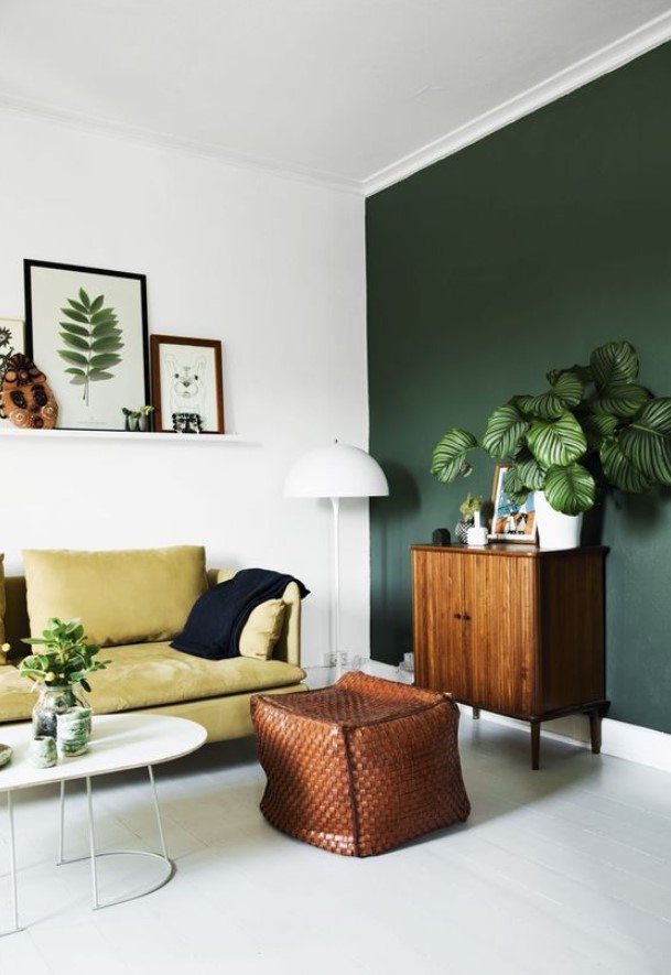 πράσινος τοίχος σαλόνι