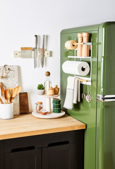 ψυγείο με κρεμασμένα αντικείμενα - εξοικονόμηση χώρου στην κουζίνα