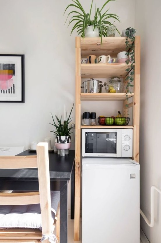 ράφια πάνω από το ψυγείο - εξοικονόμηση χώρου στην κουζίνα