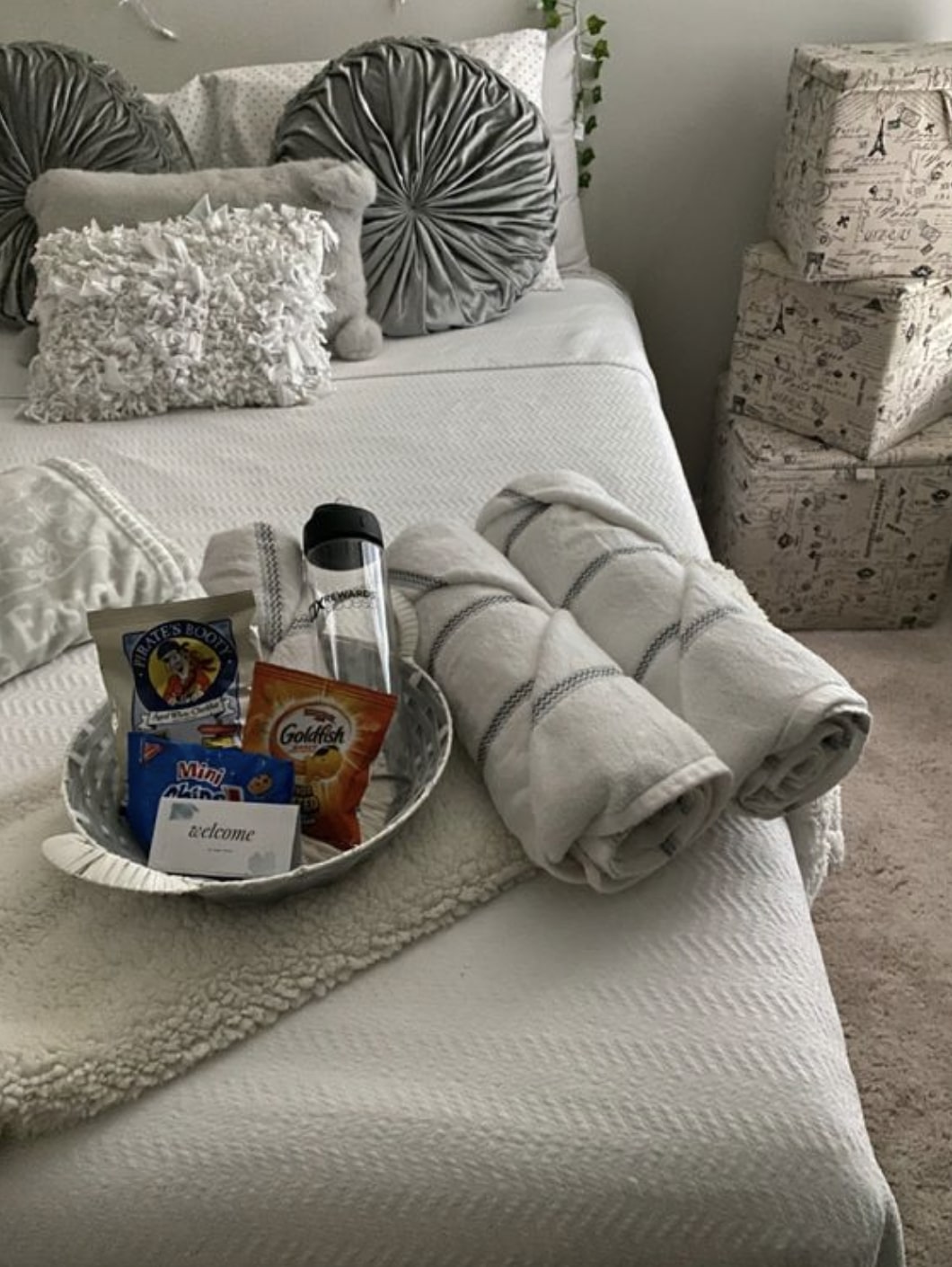 καλάθι καλωσορίσματος σνακς πετσέτες κρεβάτι