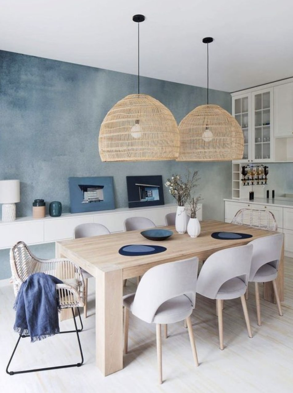μπλε κουζίνα τοίχος διακόσμηση εξοχικό καρέκλες τραπεζαρία ράταν