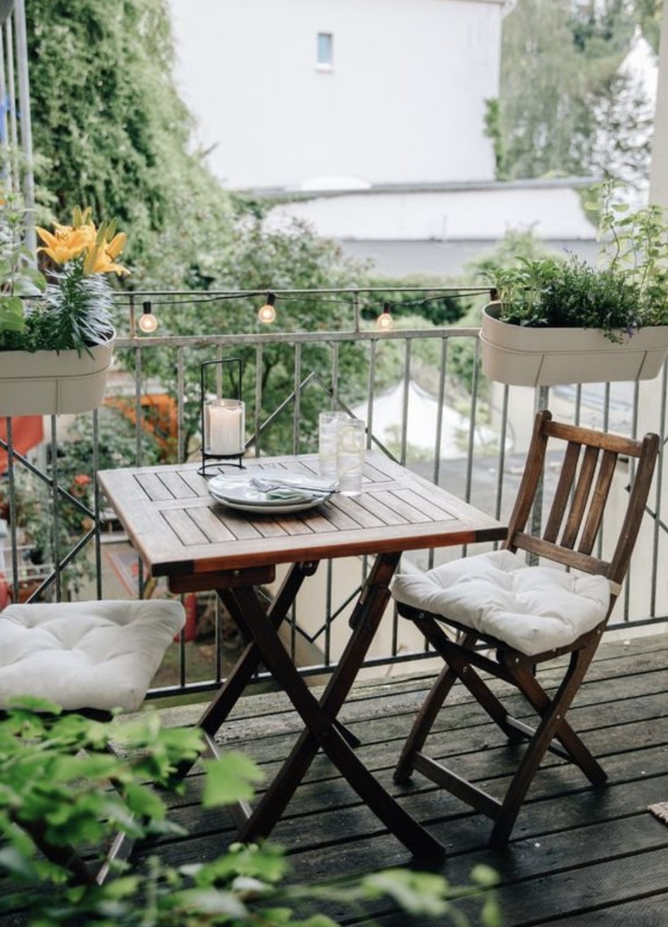 τραπέζι μπαλκόνι κήπος φυτά καλοκαίρι ήλιος