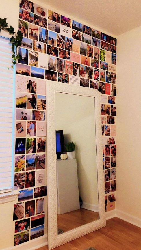 τοίχος με φωτογραφίες γύρω από καθρέπτη
