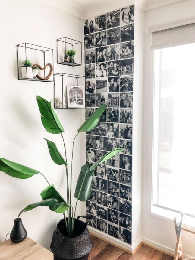 τοίχος σπιτιού με ασπρόμαυρες φωτογραφίες