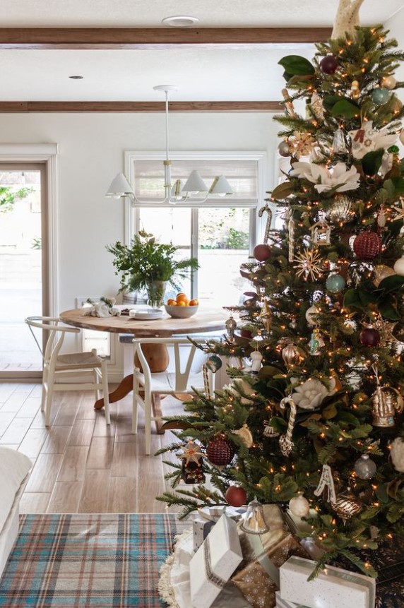 γήινο χριστουγεννιάτικο δέντρο τάσεις διακόσμηση χριστούγεννα 2023