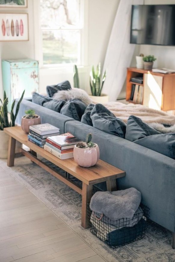 ξύλινο παγκάκι καναπές διακοσμήσεις πίσω από καναπέ
