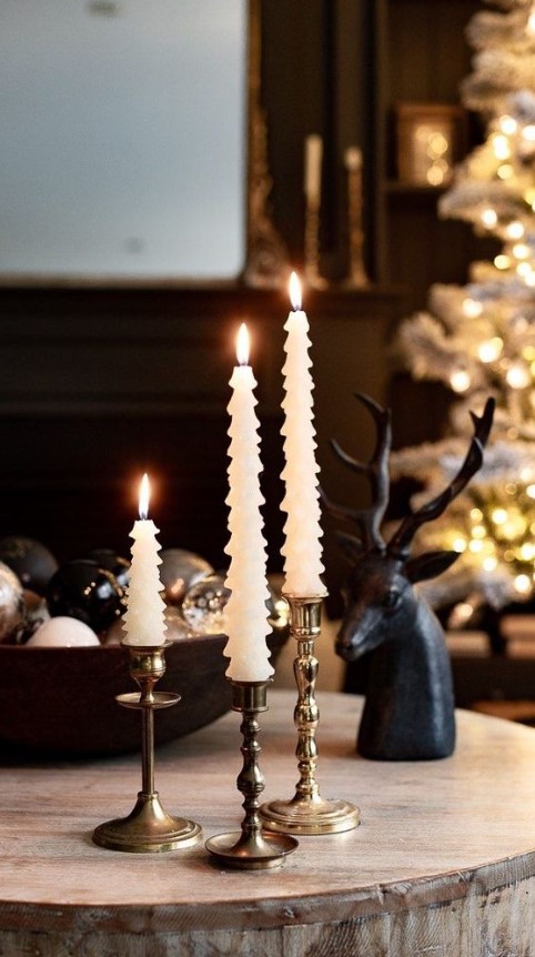 χρυσά κηροπήγια κεριά ατμοσφαιρική χριστουγεννιάτικη διακόσμηση